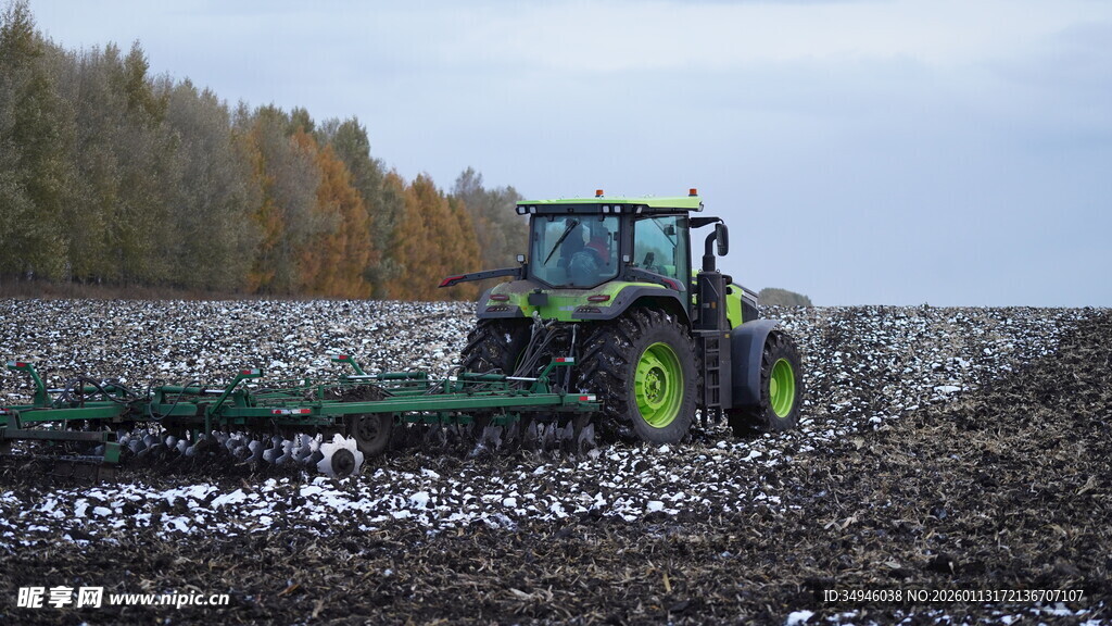 农田中作业的绿色拖拉机