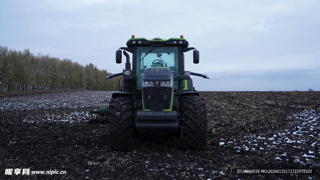 田野中的绿色拖拉机
