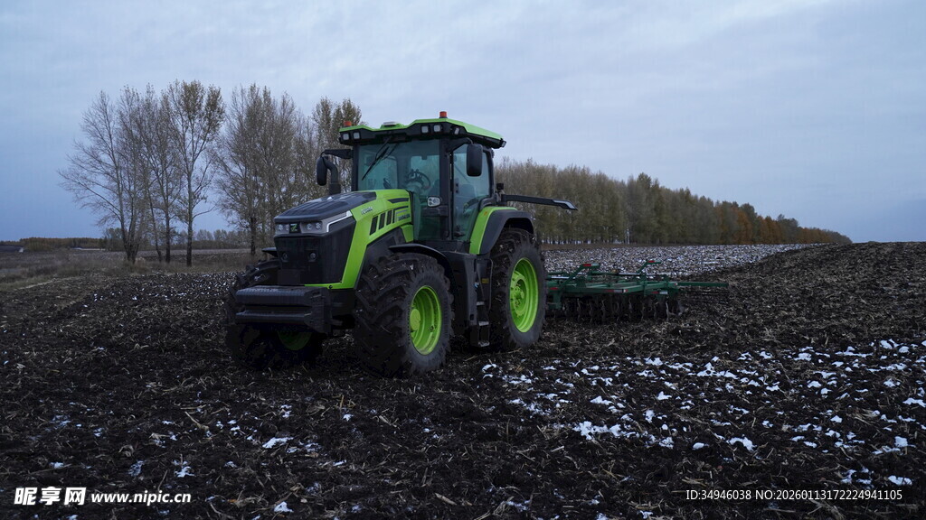 田野中的绿色拖拉机作业