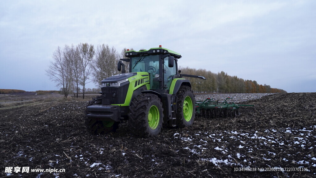 田野中的绿色拖拉机作业