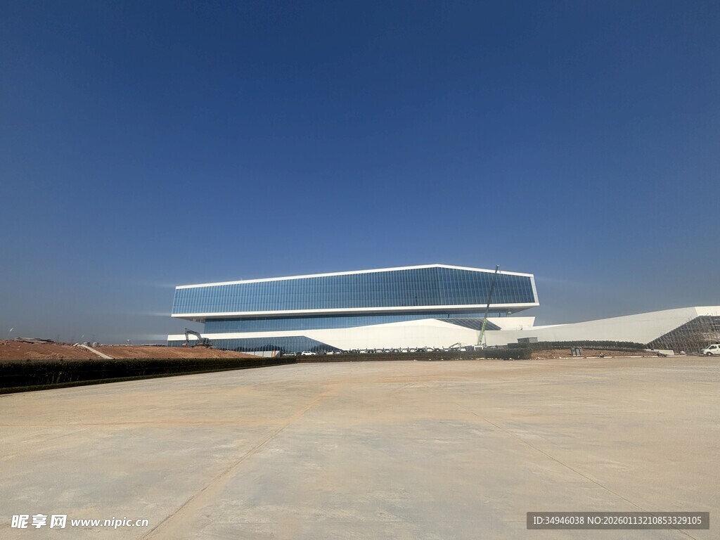 未来感流线型建筑外观