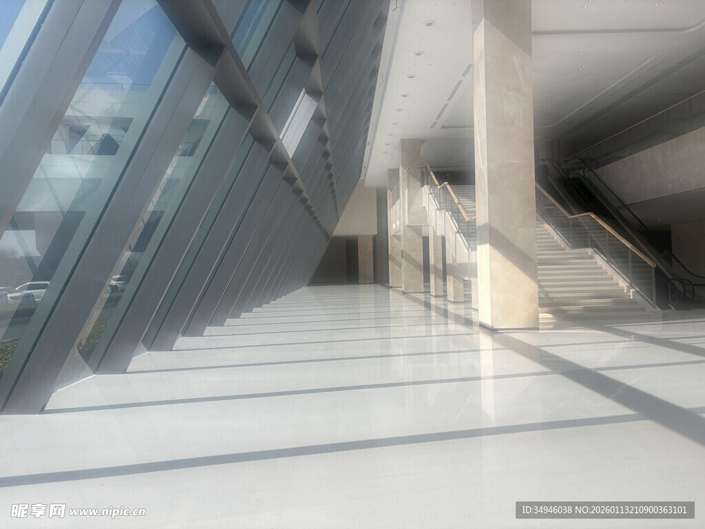 现代建筑室内明亮走廊
