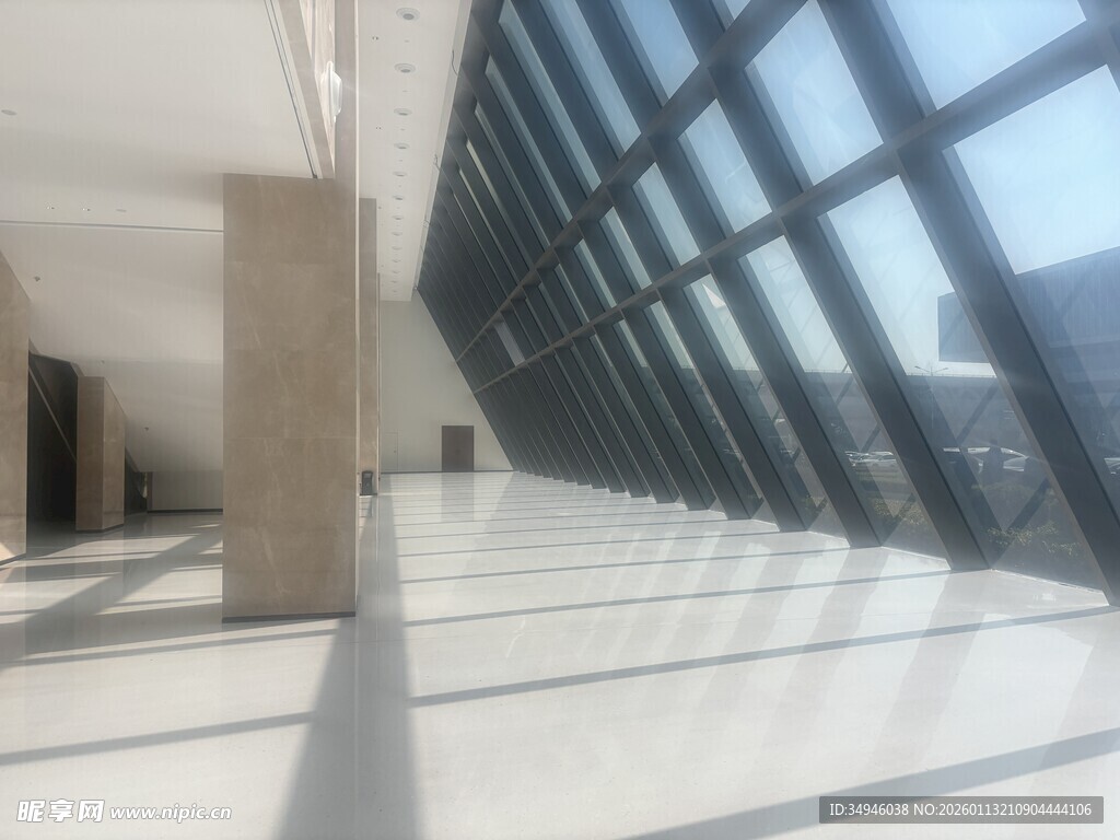 现代宽敞的玻璃建筑走廊