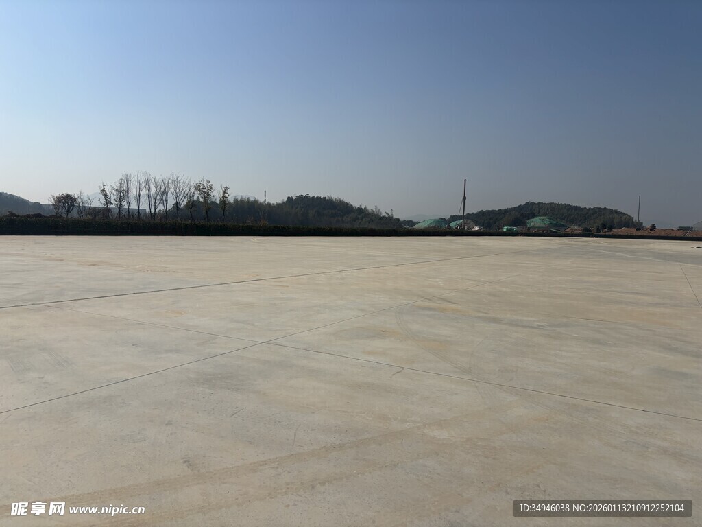 空旷平坦场地远景