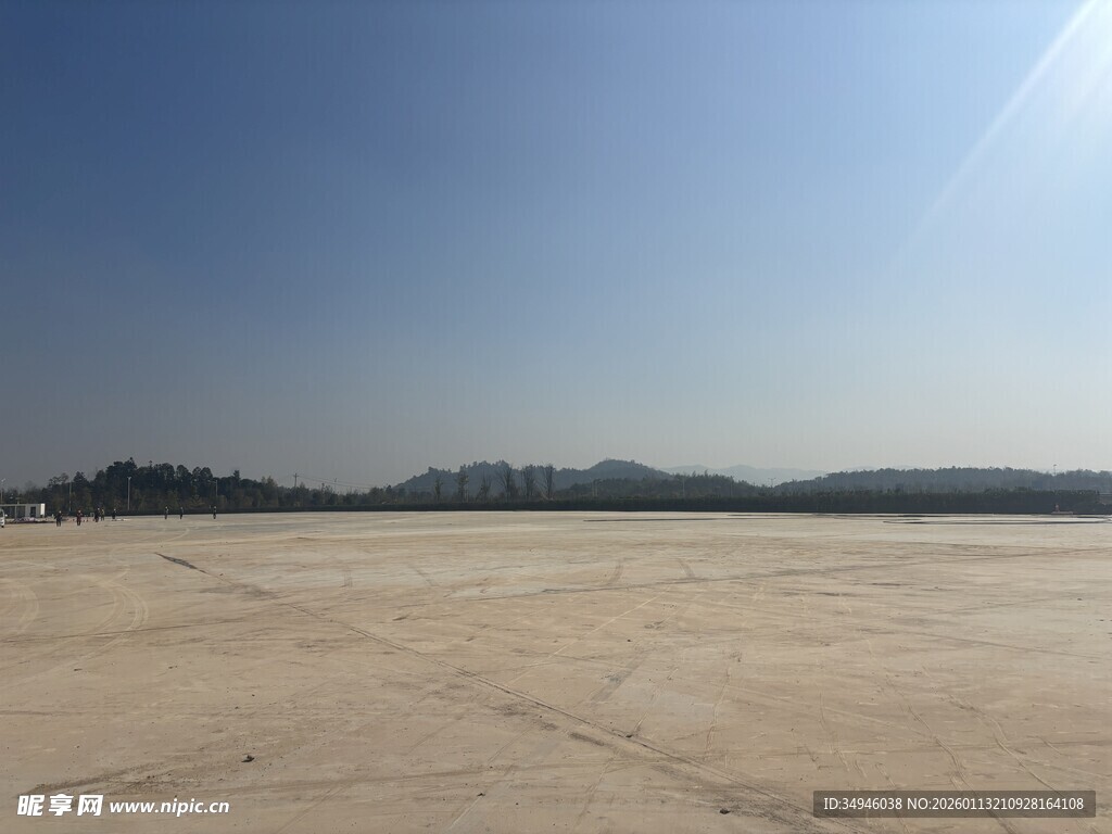 空旷沙地与远处山峦