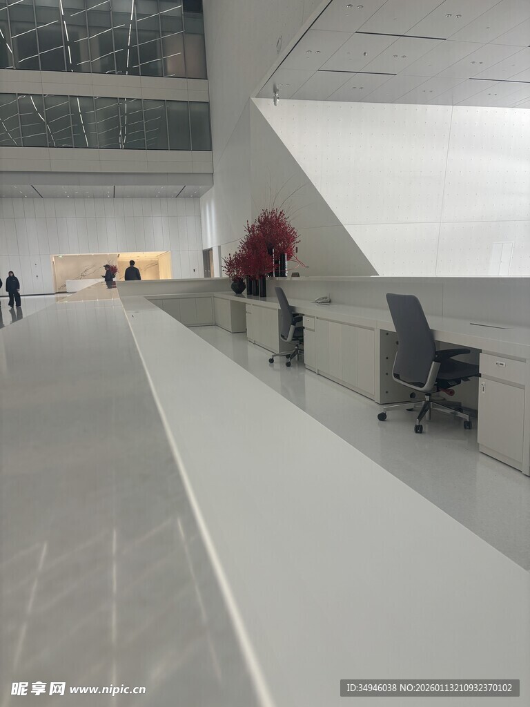 现代宽敞的室内走廊空间