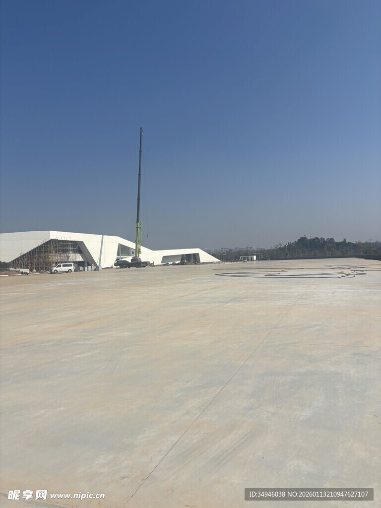 空旷沙地旁的白色建筑