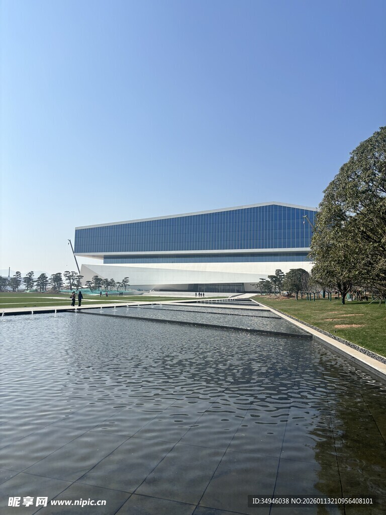 现代建筑旁的宁静水景