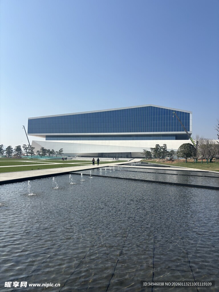 现代建筑旁的平静水面