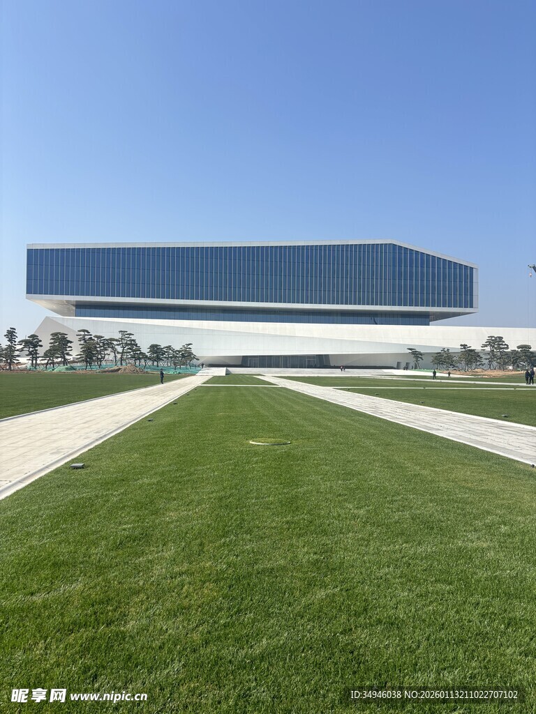 现代建筑前的大片绿地