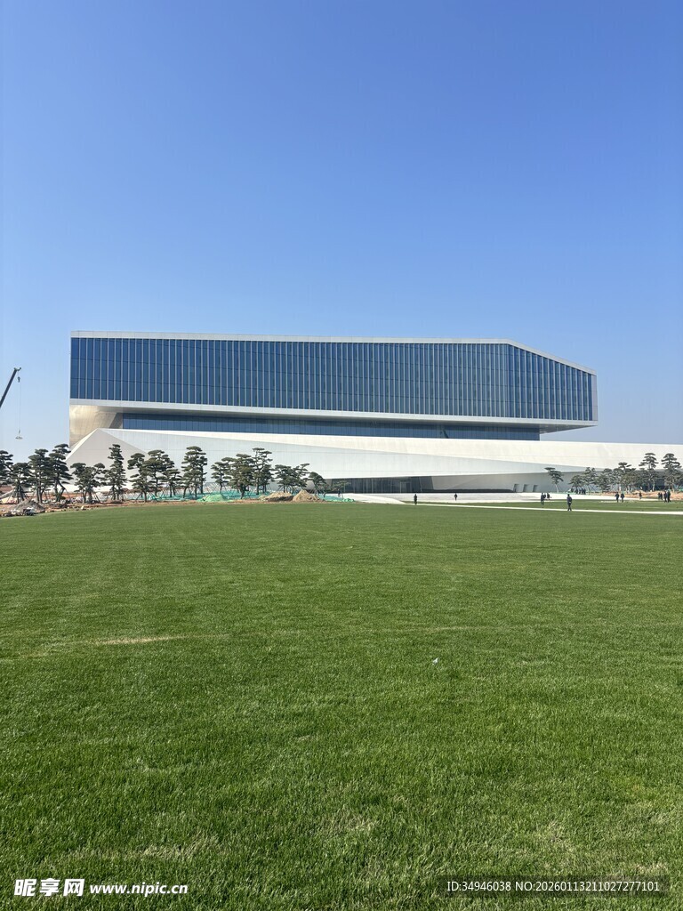 户外草坪边的现代建筑