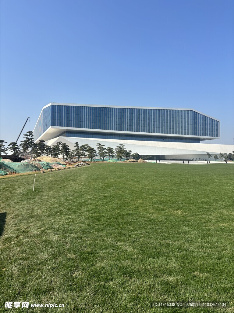 现代建筑前的开阔绿草地