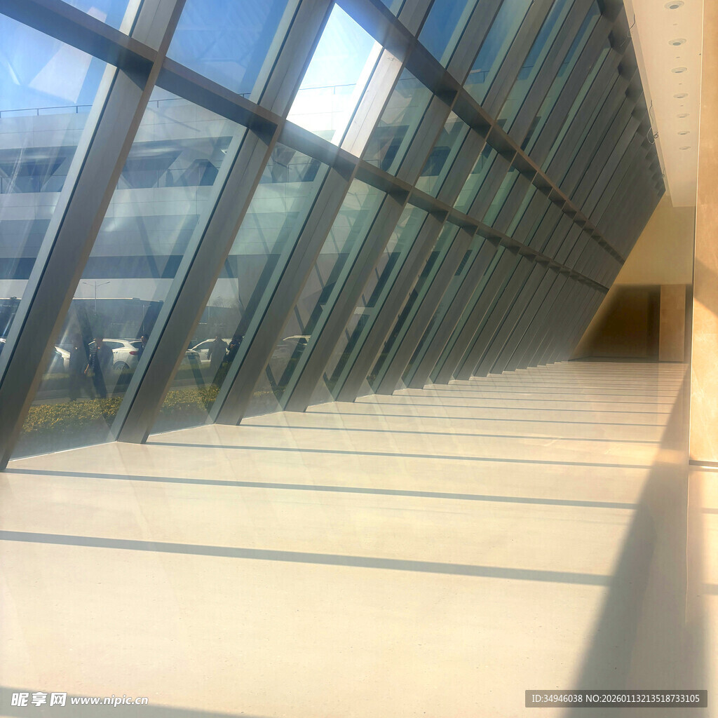 现代玻璃建筑内部走廊