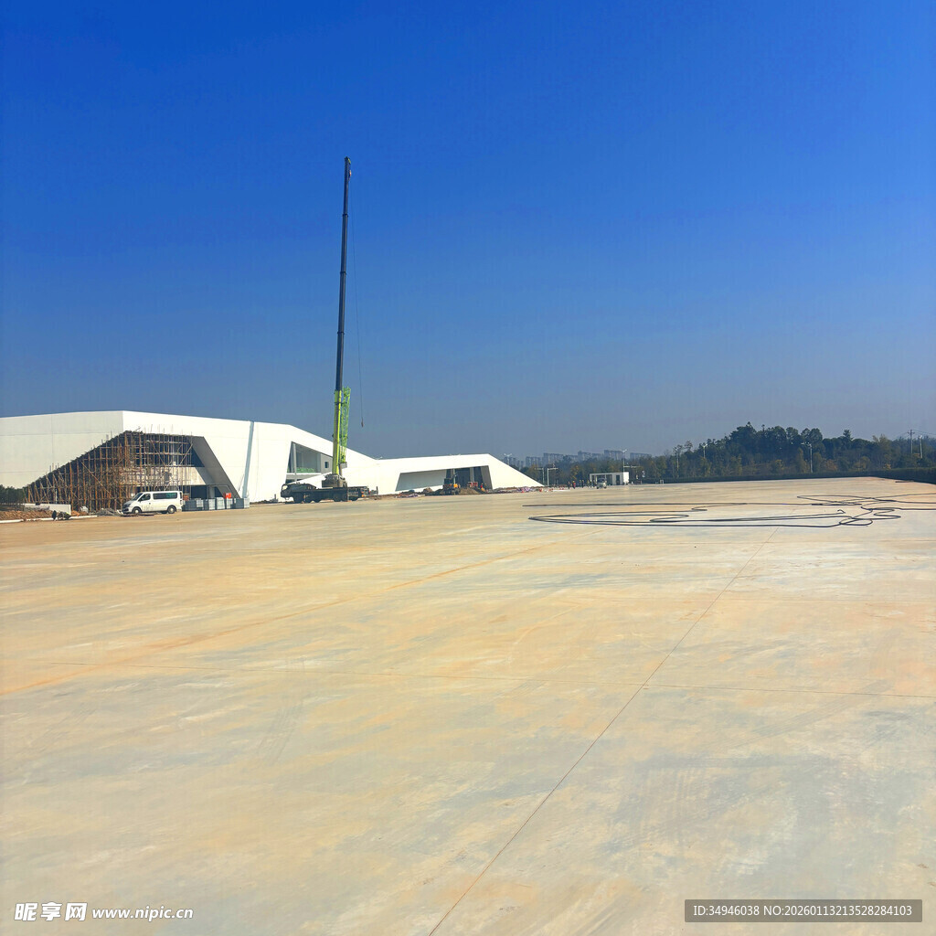 空旷场地与远处建筑设施