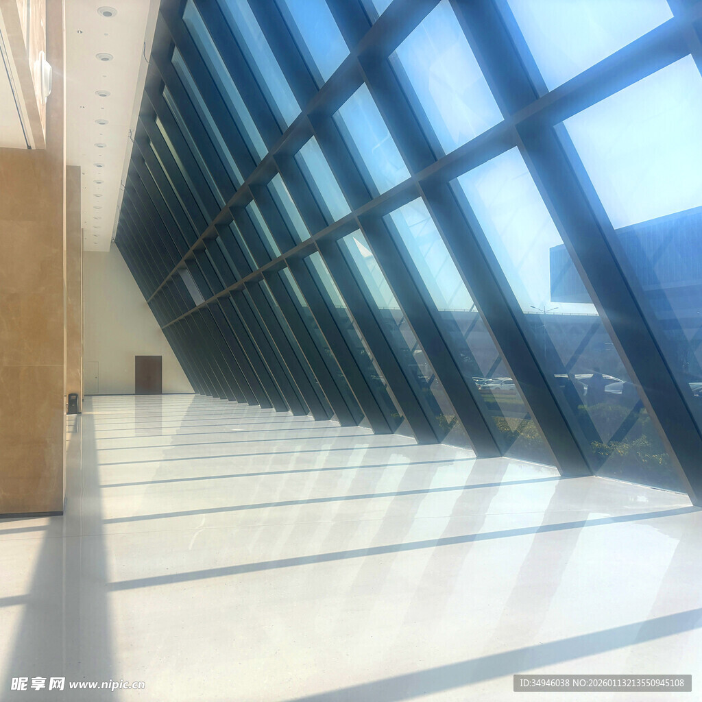 现代建筑内的通透玻璃墙面