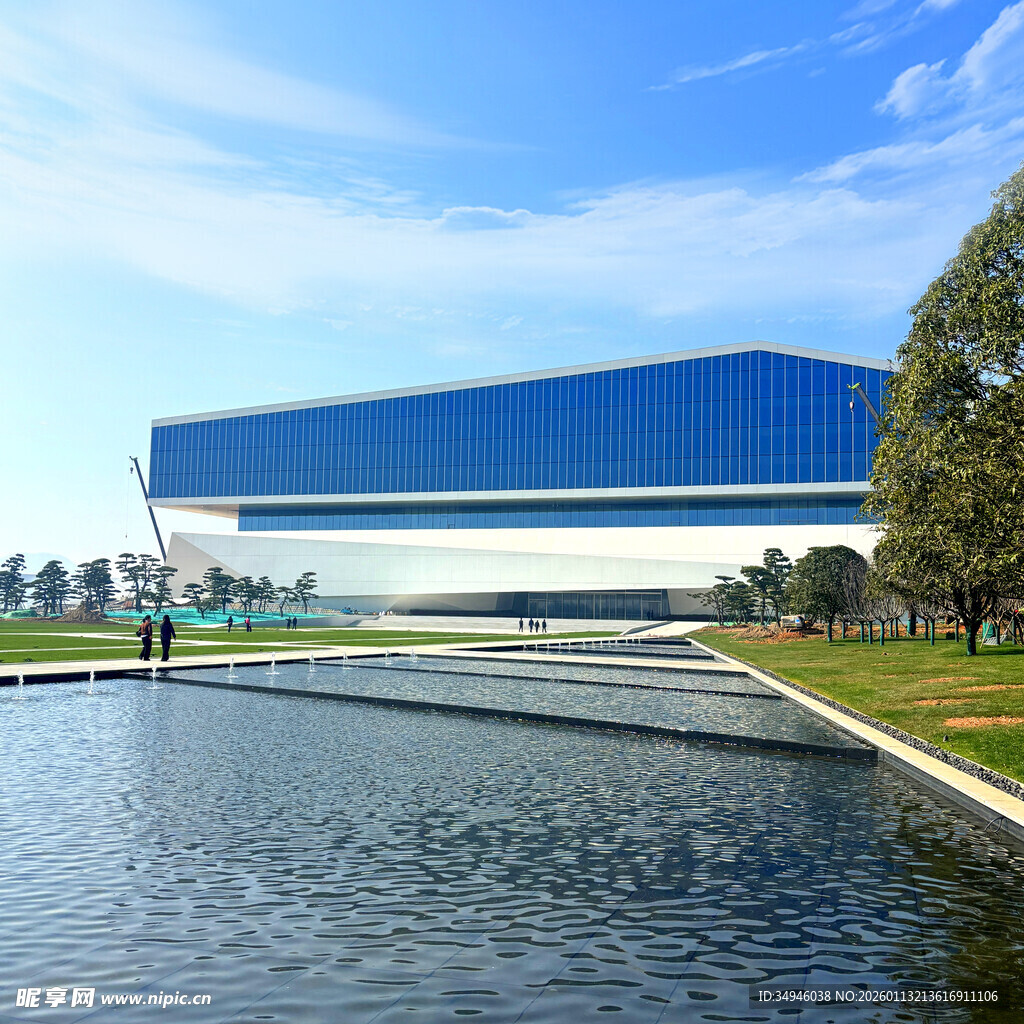 现代蓝白建筑旁的宁静水景