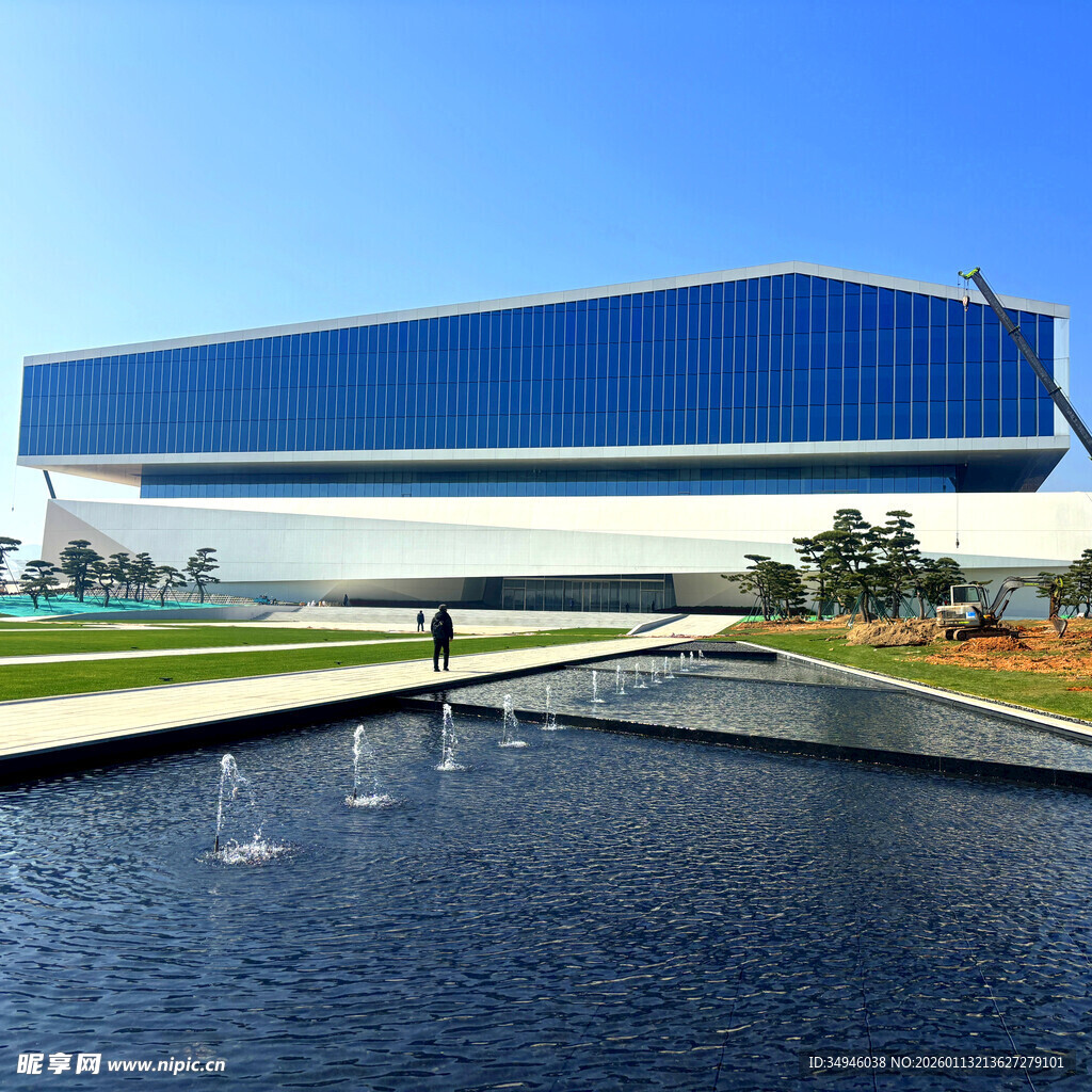 现代建筑旁的水景景观