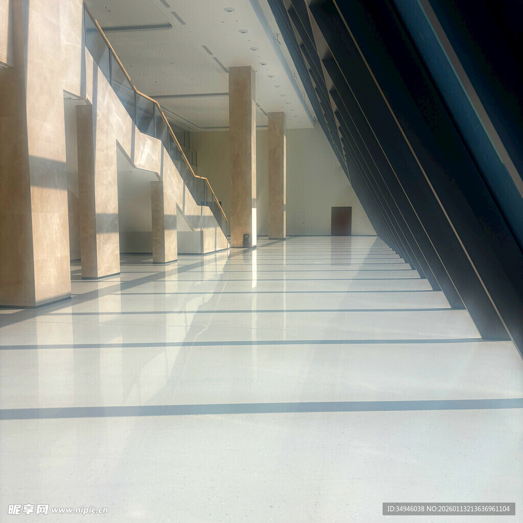 现代建筑内的光洁走廊空间