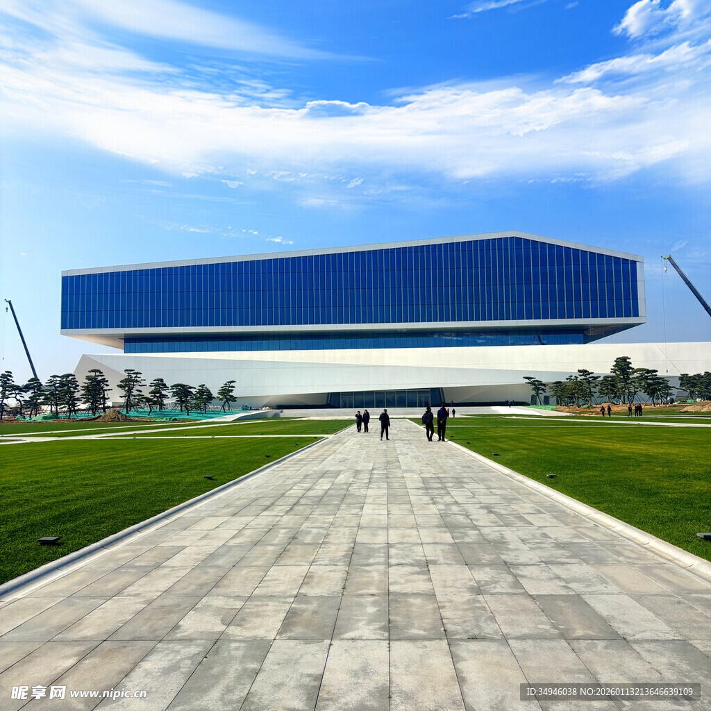 现代建筑前的开阔步道