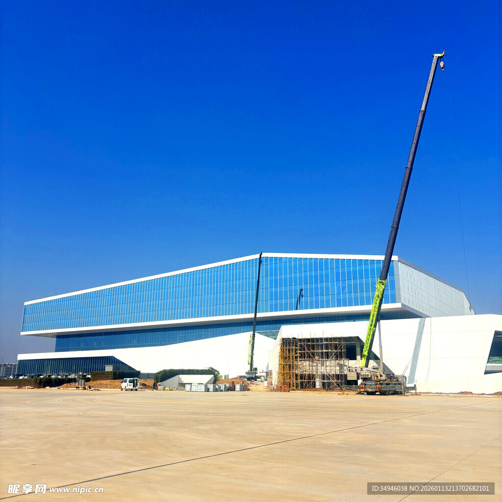 现代化厂房建设施工场景