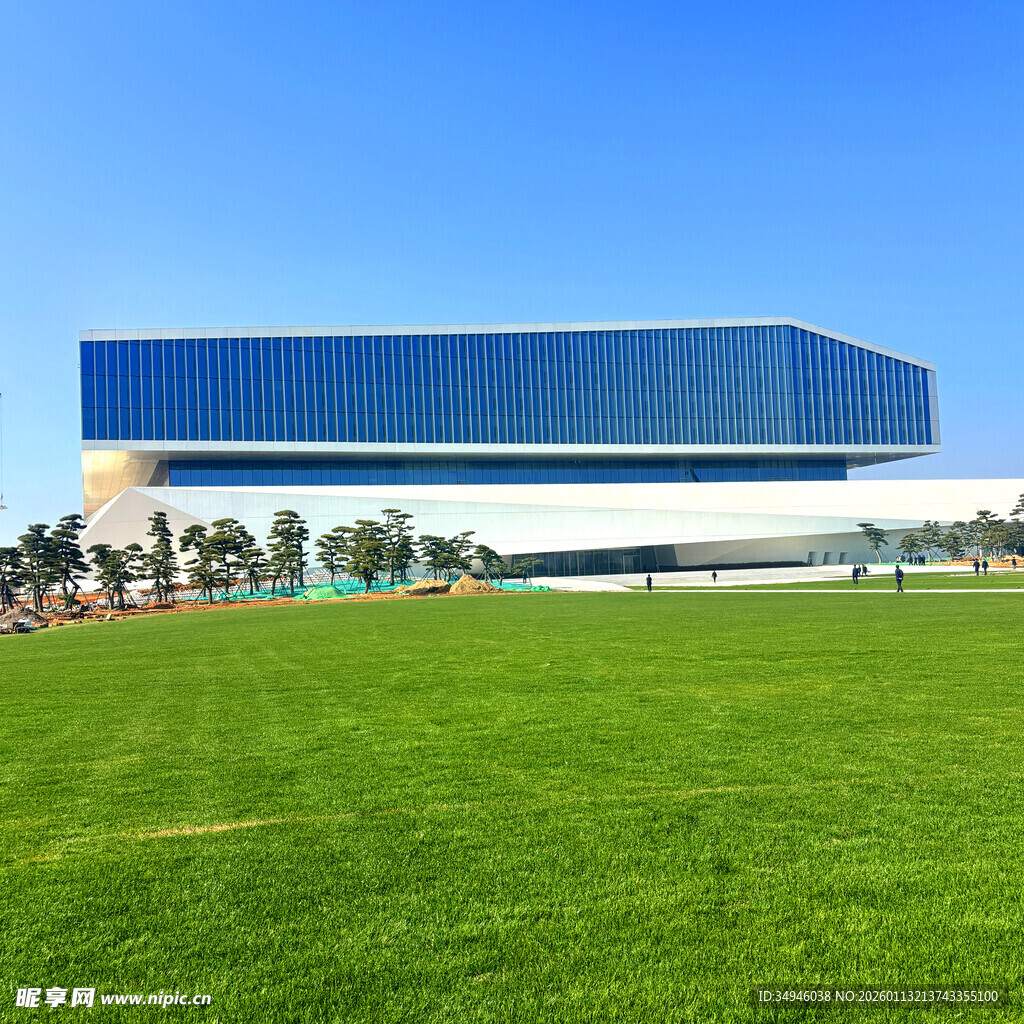 现代建筑旁的翠绿草坪