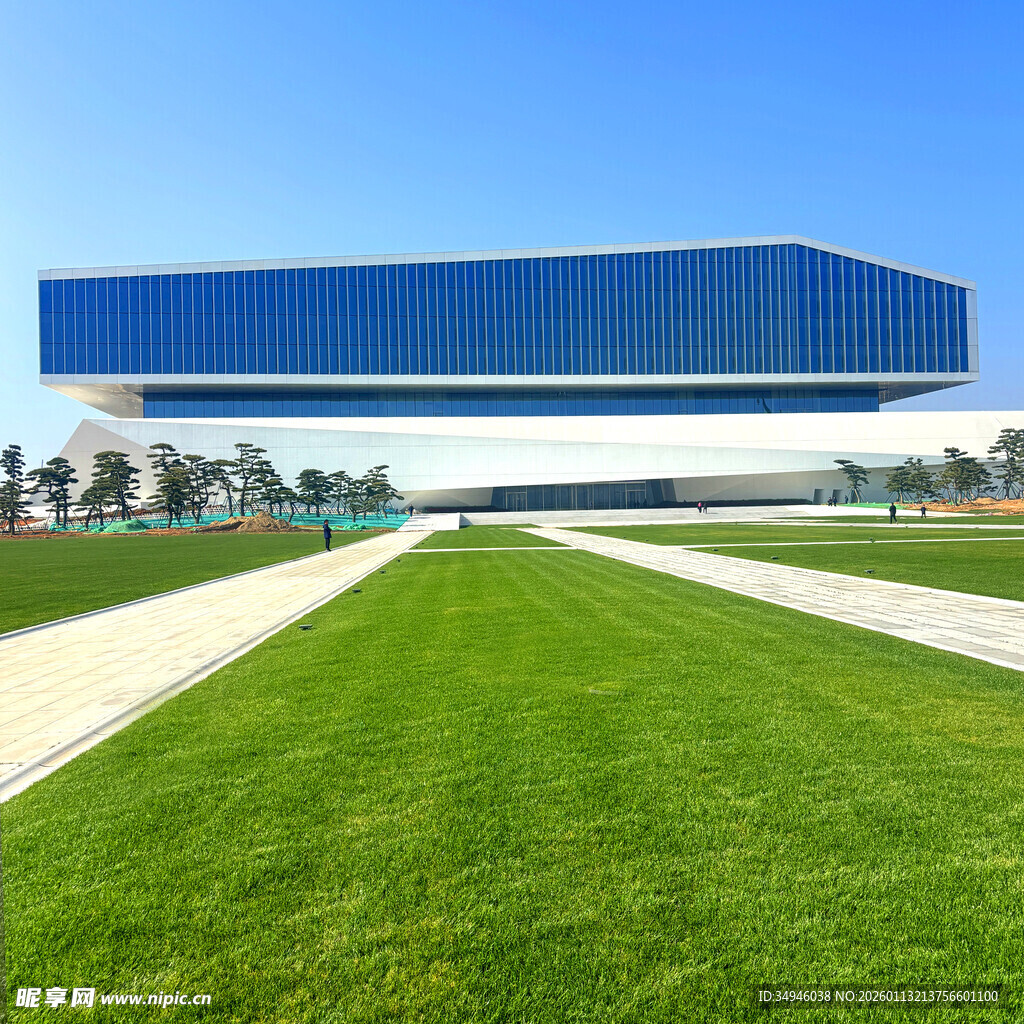 现代建筑前的大片绿茵草地
