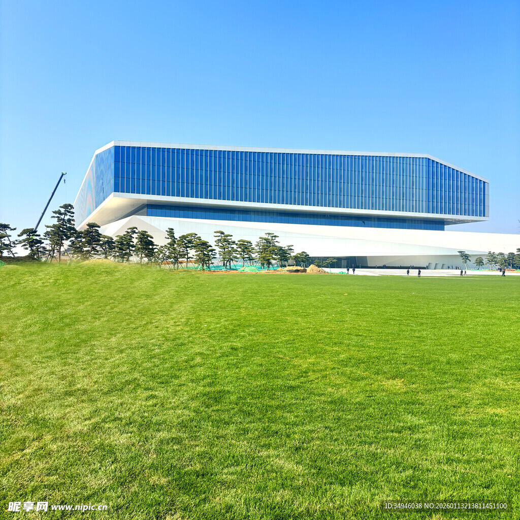 现代建筑旁的翠绿草坪