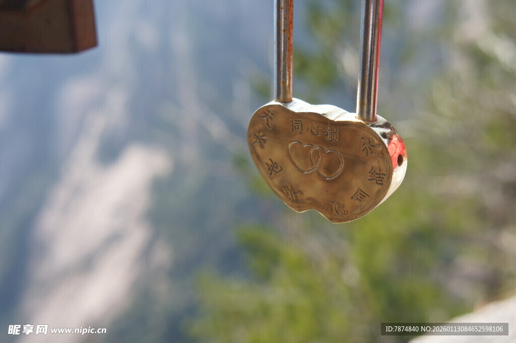 悬挂的心形物件