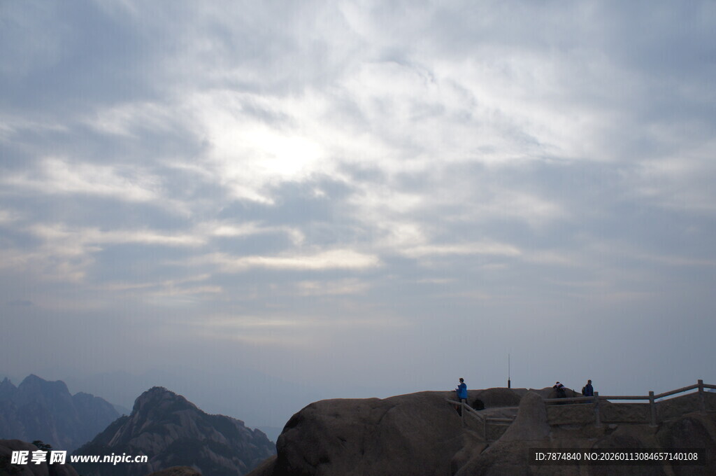 山巅观景人 云海伴远山
