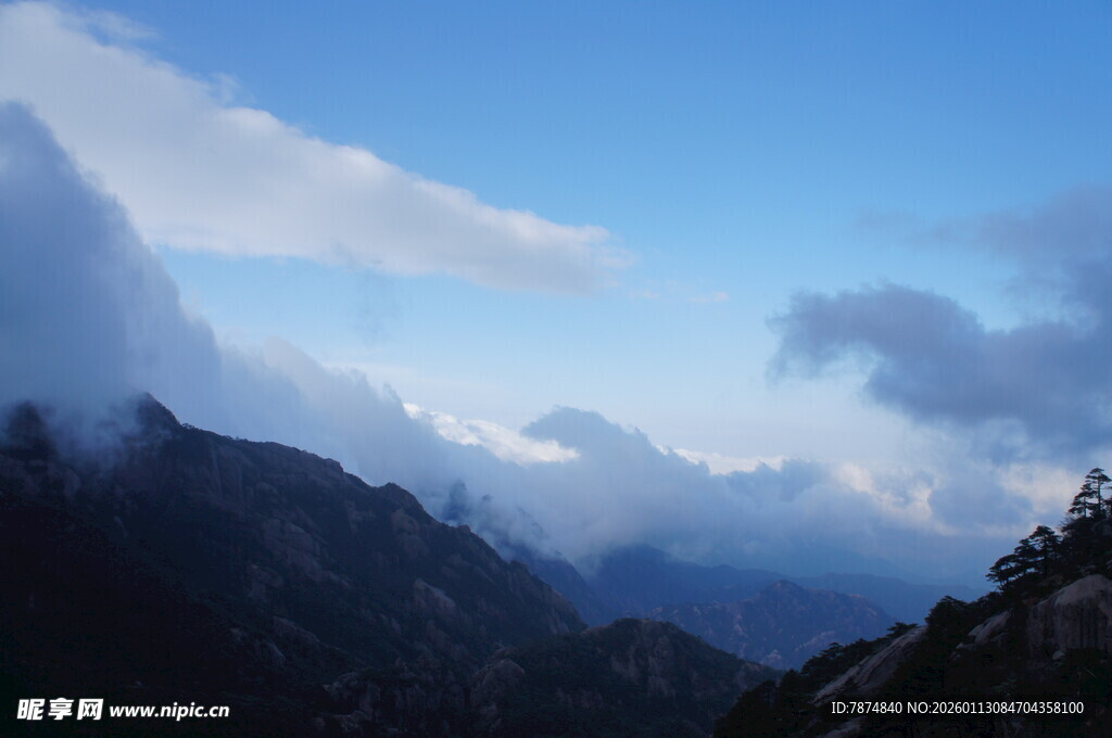 云雾缭绕的壮美山峦