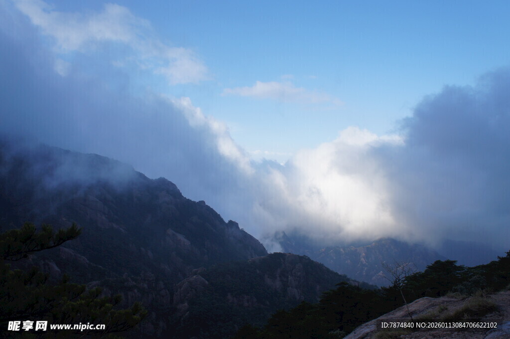 云雾缭绕的壮美山峦