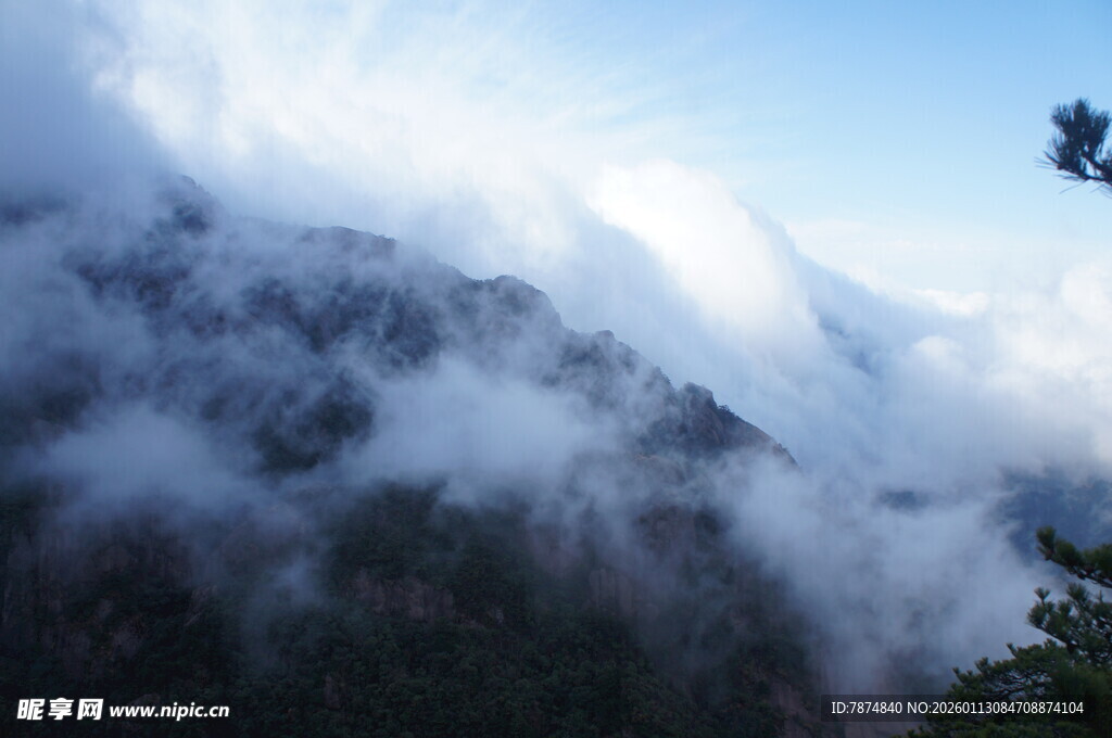 云雾缭绕的壮美山峦