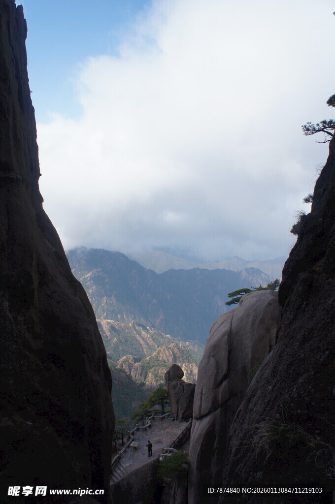 奇峰云海间的壮美景色
