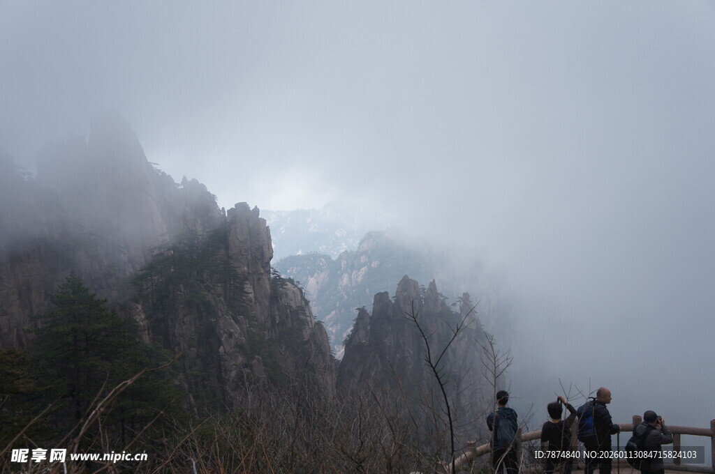 云雾缭绕中的壮美山峰
