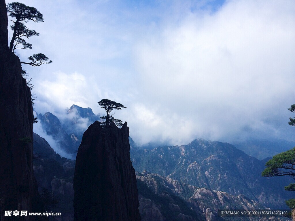 黄山奇峰云雾缭绕美景