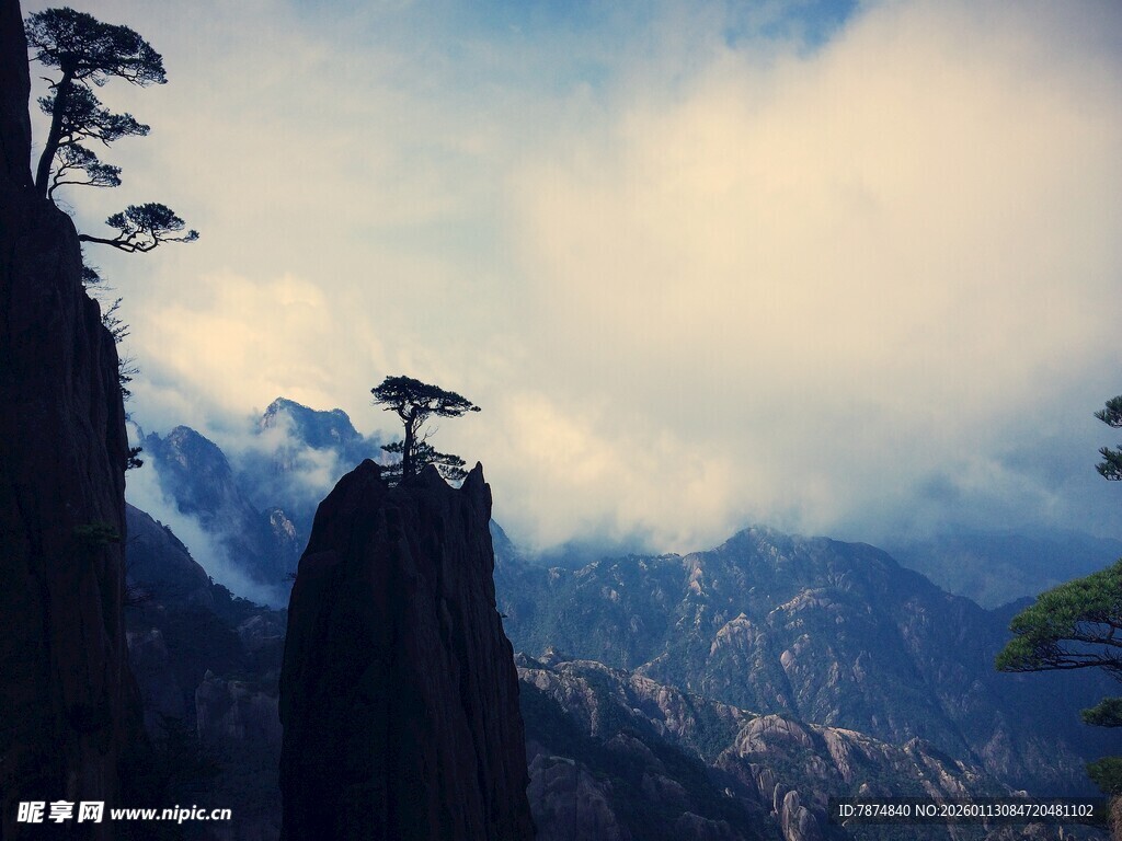 黄山奇峰云雾缭绕美景