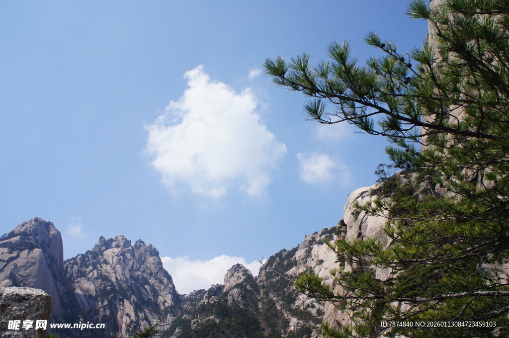 峻岭蓝天间的悠然白云