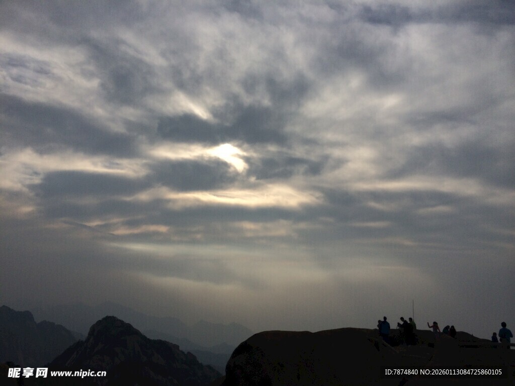 山间云海中的朦胧日光