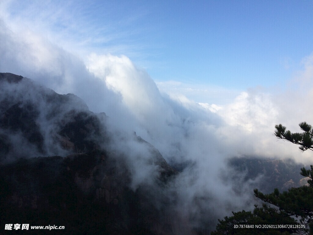 云雾缭绕的壮美山峦