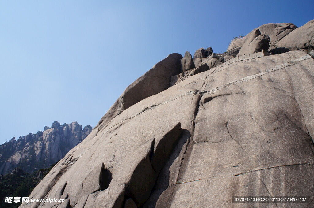 巍峨山石 尽显自然雄浑