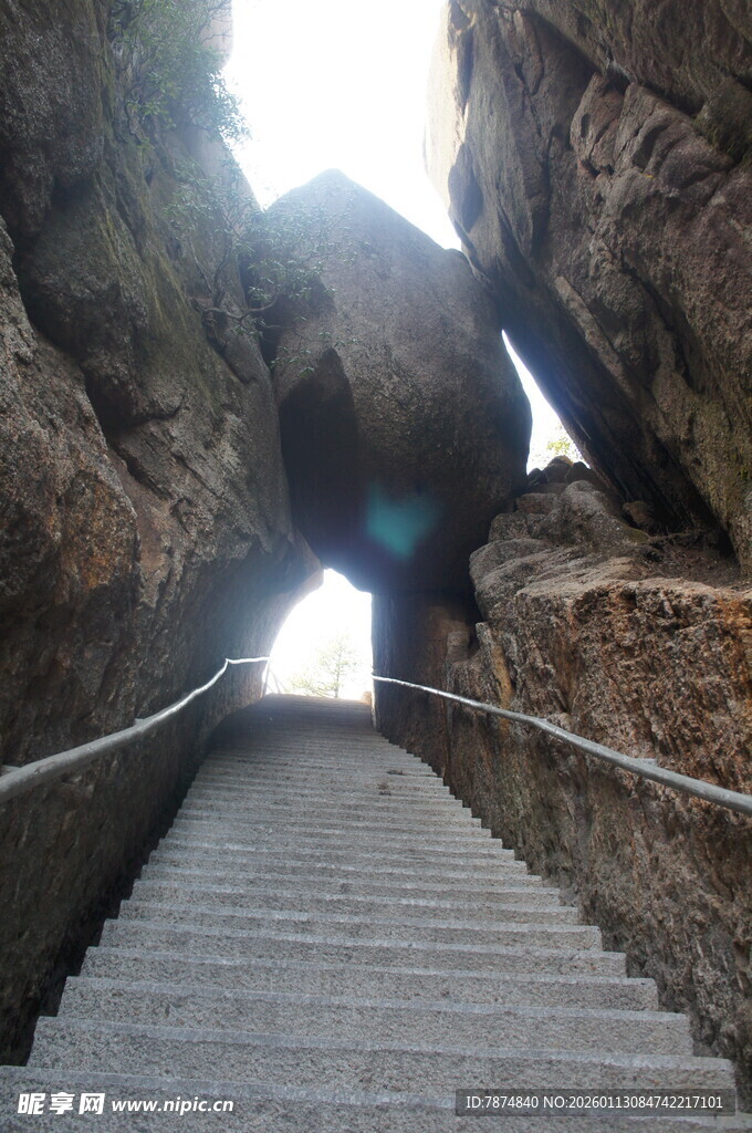 山间石阶通向光明洞口