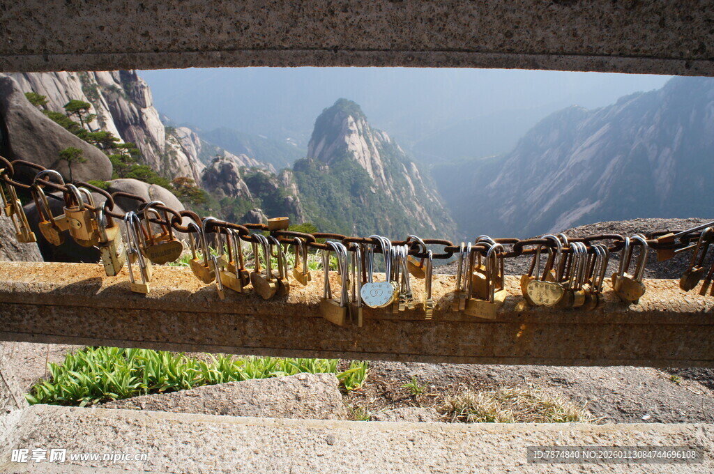 黄山栈道上的游客队伍