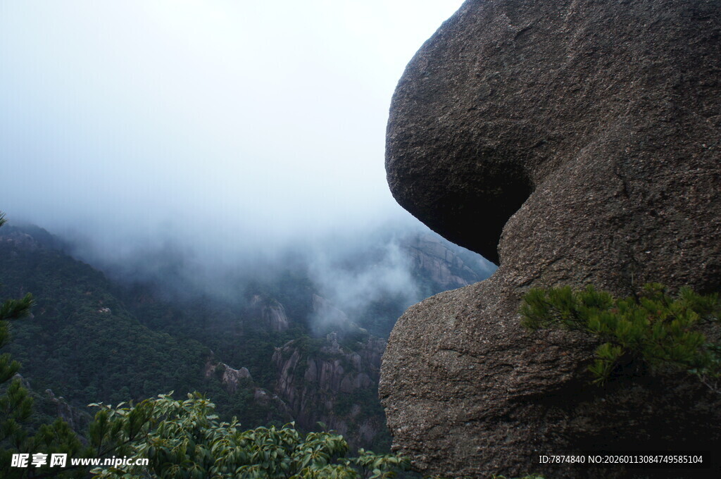 山间巨石与缥缈云雾
