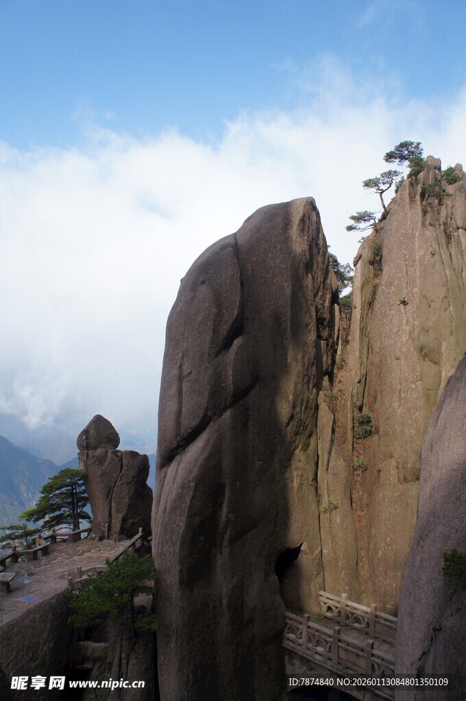 奇峰耸立的壮丽自然景观