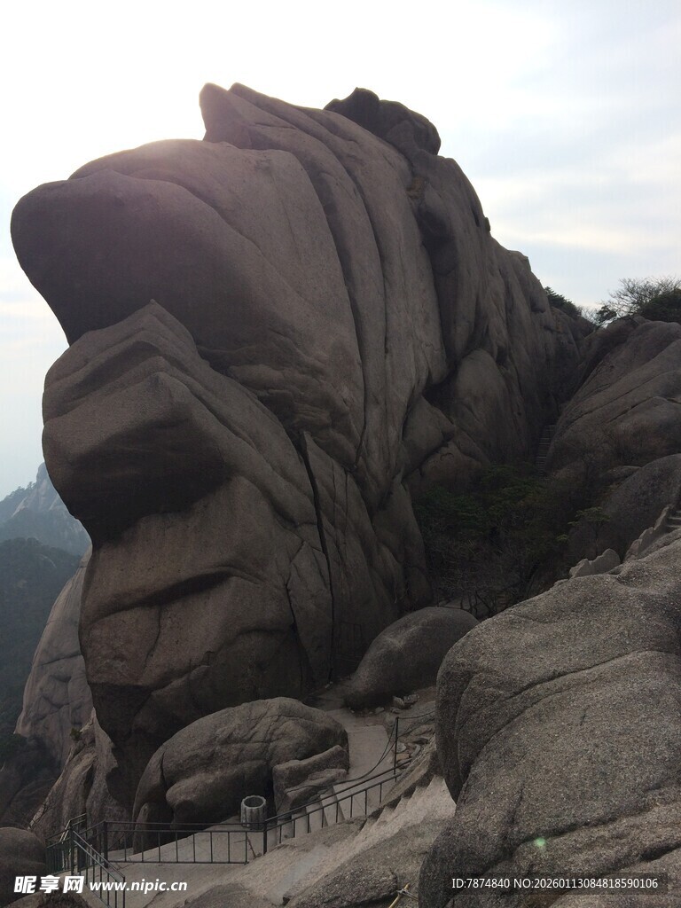 奇特造型的巍峨岩石