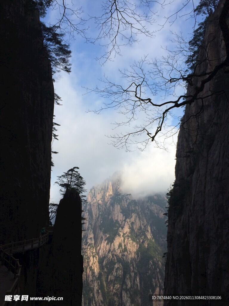壮丽奇峰间的云海景观