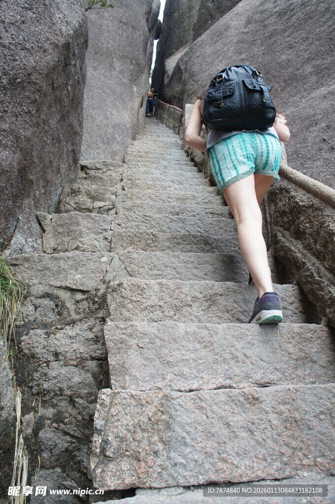 游客艰难攀爬陡峭石阶