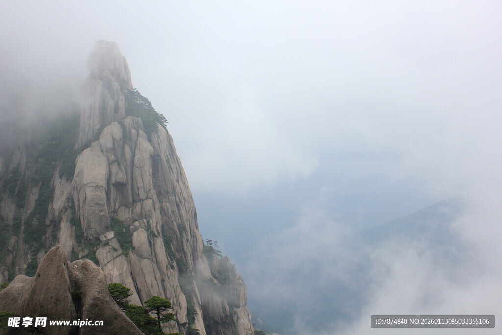 云雾缭绕的巍峨山峰