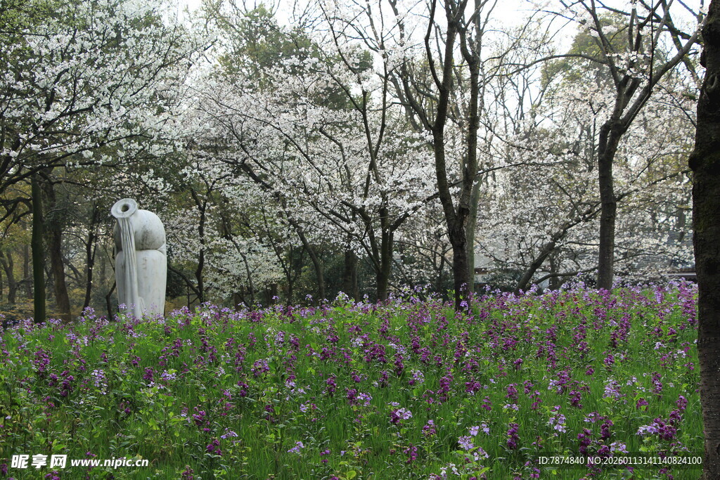 春日花丛中的白色雕像
