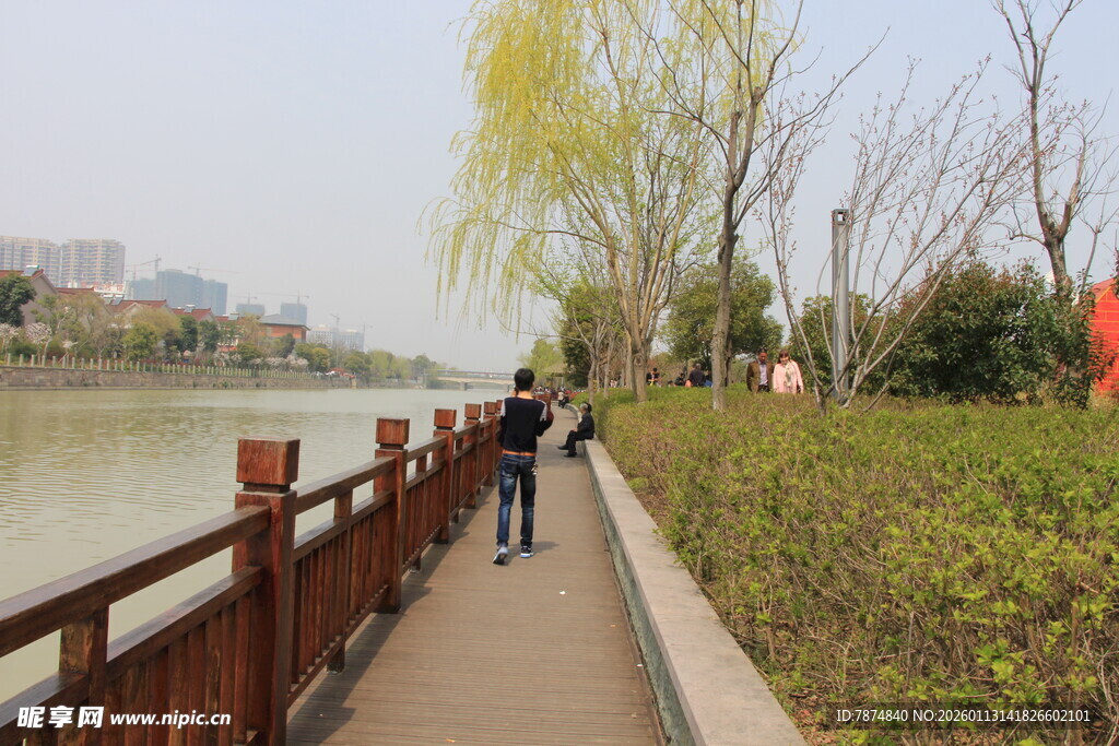 河畔漫步道上的悠闲行人